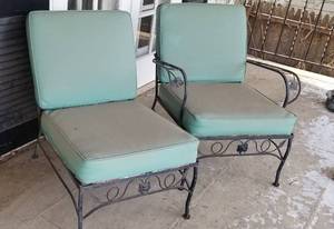 lot 139 image: Vintage Wrought Iron 4 Piece Patio Set
