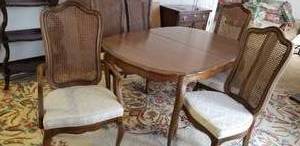 lot 11 image: Thomasville Dining Table with 6 Chairs, Leaves and Pads