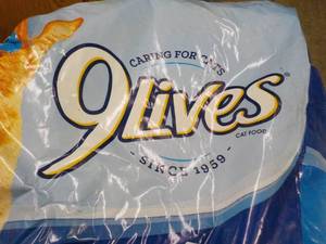 lot 170 image: 9 Lives Daily Essentials Cat Food ...