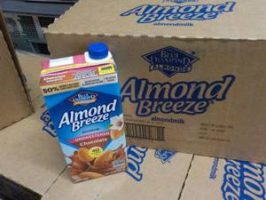 lot 207 image: Case of 12 - 32 oz Boxes Blue Diamo...