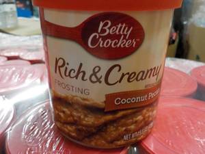 lot 214 image: Case of 8 - 15.5 oz Cans Betty Croc...