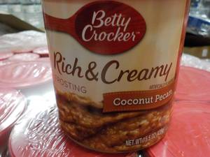 lot 216 image: Case of 8 - 15.5 oz Cans Betty Croc...