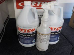 lot 30 image: 2 - 1 Gallon Jugs Betco Green Earth...