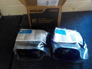 lot 34 image: Ecolab 2 - 2 Liter Glass Cleaner Co...