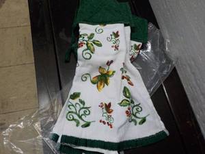 lot 74 image: 3 pc Kitchen Hanging Towel Set...