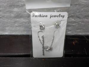 lot 106 image: Fashion Jewelry Matching Necklace a...