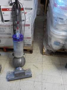 lot 352 image: Dyson Vacuum Cleaner- consigner sta...