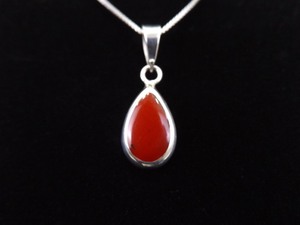 lot 23 image: .925 Sterling Silver Inlayed Coral Pendant Necklace