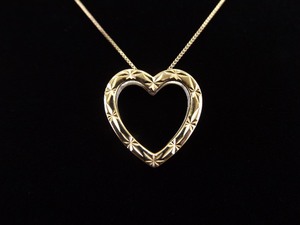 lot 34 image: .925 Sterling Silver Vermeil Etched Heart Pendant Necklace