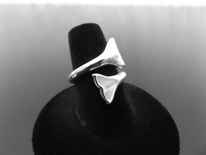 lot 72 image: .925 Sterling Silver Inlayed Mother of Pearl Whale Tail Ring Size 7