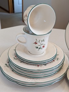 Pfaltzgraff Winterberry Dish Set