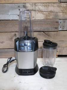 lot 4 image: Ninja BL480D Nutri 1000 Watt Auto-IQ Base for Juices, Shakes & Smoothies Personal Blender, 18 and 24 Oz, BlackSilver