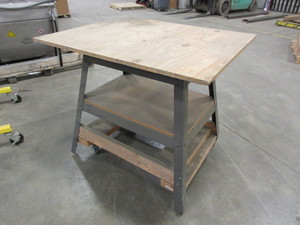 lot 825 image: MOBILE WOOD AND STEEL WORK STATION