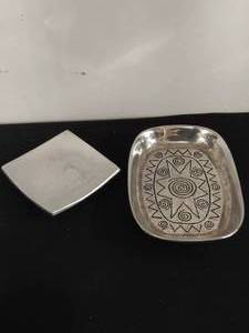 lot 70 image: Wilton Armetale Reggae Bread Dish & Candle holder