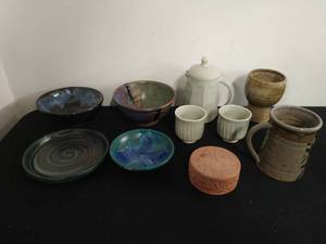 lot 71 image: Collection of Pottery