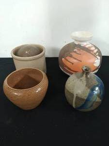 lot 87 image: Four Pieces of Pottery