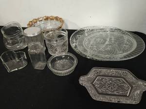 lot 90 image: Collection of Glass or Crystal Dishes & Dcor
