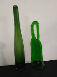 lot 100 image: Two Green Glass Items