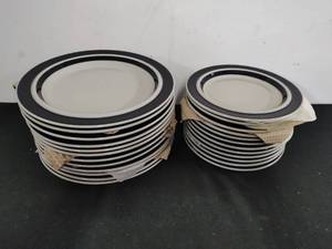 lot 12 image: Finnish Stoneware by Arabia- Dinner Plates & Salad Plates