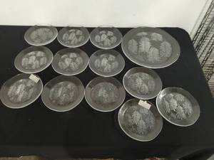 lot 135 image: Iittala Finland Kuusi Serving Platter & Dessert Plates