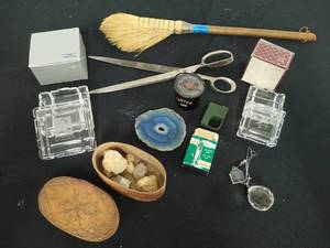 lot 154 image: Collectibles and Vintage Home Dcor