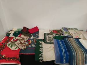 lot 161 image: Collection of Linens