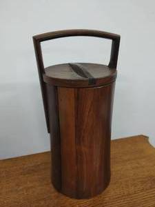 lot 211 image: Vintage Ice Container
