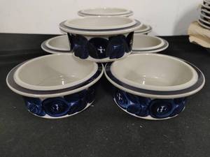 lot 8 image: Finnish Stoneware by Arabia- 8 Bowls