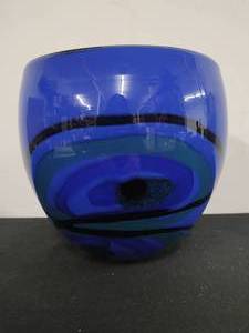 lot 4 image: Large Cobalt Blue Handblown Glass Bowl