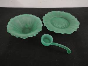 lot 31 image: Vintage Frosted Green Glass Sauce Set
