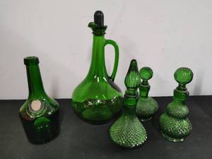 lot 32 image: Collection of Green Glass Items