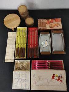 lot 37 image: Collection of Vintage Entertaining Items