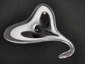 lot 17 image: Swedish Mid-Century Modern Stingray Glass Dish by Flygsfors