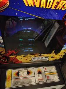 lot 350 image: Vintage Space Invaders Arcade Cabinet