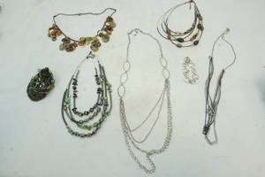 lot 22 image: jewelry