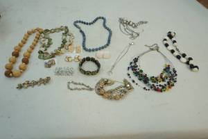 lot 23 image: jewelry