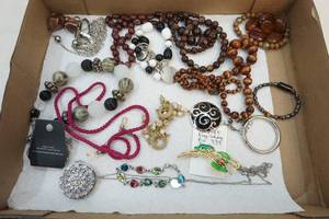 lot 24 image: jewelry
