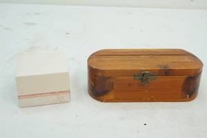 lot 51 image: cedar jewelry box, rings
