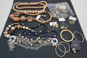 lot 53 image: jewelry