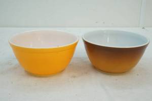 lot 98 image: Pyrex bowls