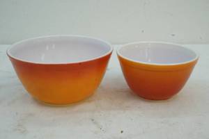 lot 105 image: Pyrex bowls