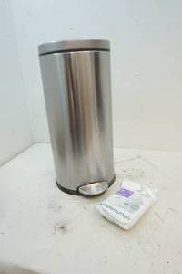 lot 253 image: trash can