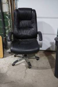 lot 288 image: office chair