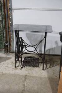lot 291 image: sewing machine table
