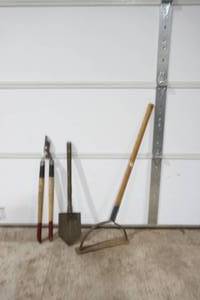 lot 301 image: garden tools