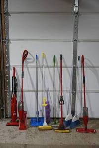 lot 308 image: household cleaning items