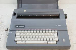 lot 323 image: electric typewriter