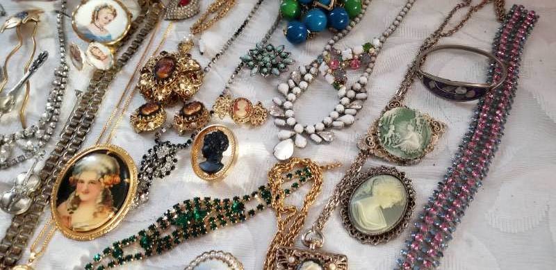lot 159 image: Baublicious Collection of Vintage Costume Jewelry