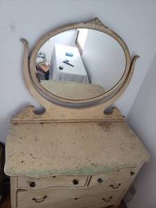 lot 9 image: Antique Vanity Dresser