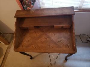 lot 100 image: Vintage Ladies Marquetry Writing Desk
